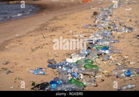 Il mare ha lavato le enormi quantità di rifiuti di plastica in questo tratto di spiaggia nei pressi di Aqaba sul Mar Rosso. Tala Bay è molto popolare con i turisti. (10 novembre 2018) | utilizzo in tutto il mondo Foto Stock