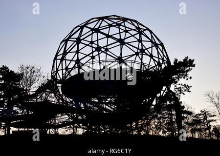 La sferica Lookout sul Lago Balaton in Balatonboglár, Ungheria. Un Gömbkilátó un Balatonnál Balatonbogláron, Magyarország. Foto Stock