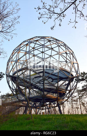 La sferica Lookout sul Lago Balaton in Balatonboglár, Ungheria. Un Gömbkilátó un Balatonnál Balatonbogláron, Magyarország. Foto Stock