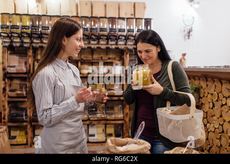 Rifiuti Zero shopping - donna odore fresco spezie in vasi a pacchetto gratuito drogheria. Foto Stock