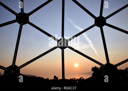 La sferica Lookout sul Lago Balaton in Balatonboglár, Ungheria. Un Gömbkilátó un Balatonnál Balatonbogláron, Magyarország. Foto Stock