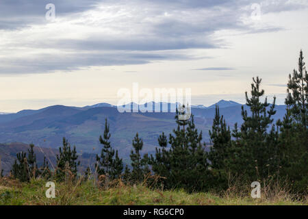 Cantabria, vista dal sentiero per il Monte Cilda, neve sul Picos de Europa Foto Stock