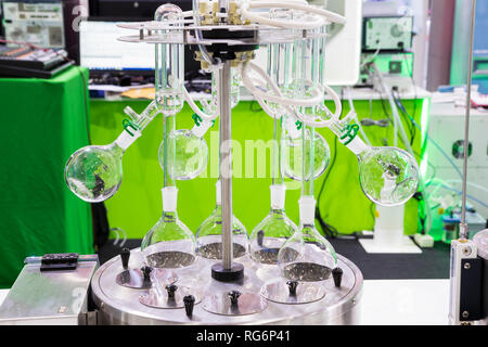 Un evaporatore rotativo in laboratorio chimico : per la rimozione di solventi da campioni Foto Stock
