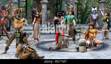 Maya precolombiana di Amerindian performance delle persone nella giungla in antico villaggio Maya, Riviera Maya, Messico Foto Stock