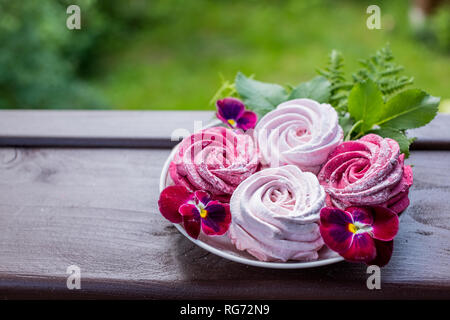 Berry marshmallow su piastra su una luce sullo sfondo della natura.delizioso marshmallow con bacche. marshmallow fatti in casa, dolci vacanze.Berry marshmallow su Foto Stock