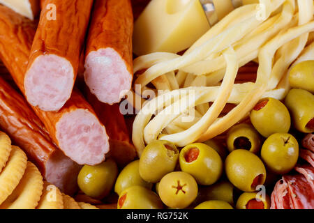 Antipasti tabella con formaggio di olive e salsicce e carne varietà scheda vista superiore, laici piatta Foto Stock