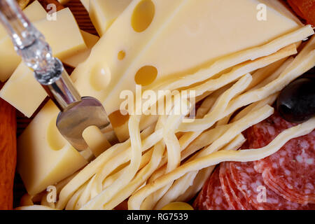 Diversi tipi di formaggio, olive e la salsiccia di carne e il piatto di formaggi Foto Stock