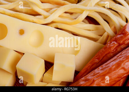 Formaggi assortiti con olive sul prosciutto e salame, tabella Foto Stock