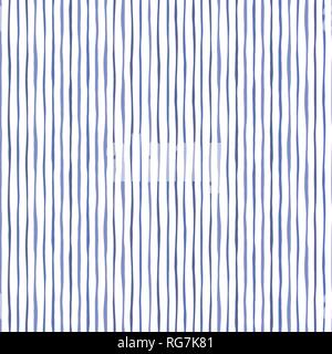 Sottile blu disegnati a mano non uniforme ondulata strisce verticali bianche sul vettore Backrgound Seamless Pattern. Classic Abstract Geo Texture. Moderno Stampa Whimsical pe Illustrazione Vettoriale