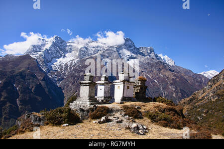 Chortens di pietra e di alta montagna, Everest regione, Khumbu, in Nepal Foto Stock