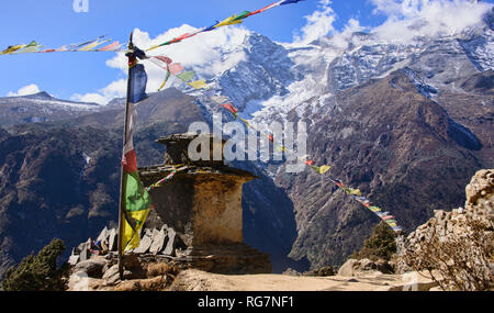 Chortens di pietra e di alta montagna, Everest regione, Khumbu, in Nepal Foto Stock