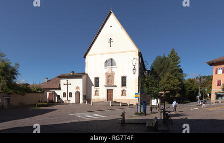 CAVALESE, ITALIA IL 15 SETTEMBRE 2018. Vista della Chiesa San Vigilio, Convento Padri Francescani. Unidentified folk. Editoriale Foto Stock