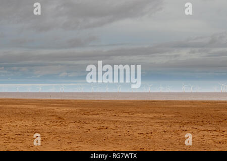 Sulle turbine eoliche offshore in Lincolnshire costa vicino a Skegness Foto Stock