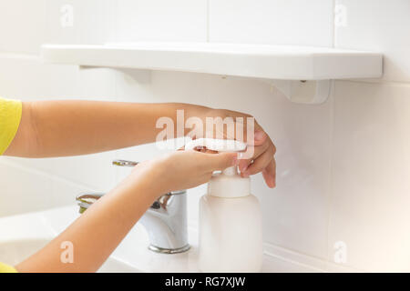 I bambini mettendo la schiuma del sapone sulla mano qui. Foto Stock