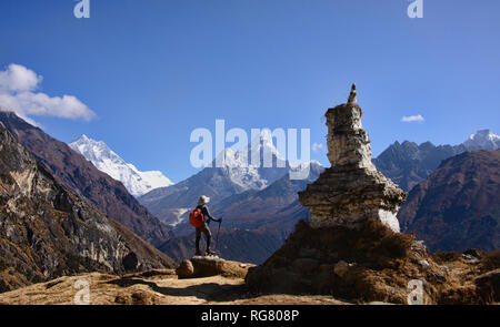 Chorten in pietra e le alte montagne, Everest regione, Khumbu, in Nepal Foto Stock