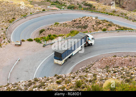 Vista di autocarro scendendo tornanti sul percorso 52 road presso la Cuesta de Lipan, a ovest di Purmamarca, Argentina. Foto Stock