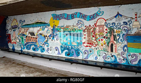 Il Murale in bus shelter Church Street Camminate Camminate è una piccola cittadina sulla costa nord est di Northumbria il solo trasporto pubblico è il bus CW 6567 Foto Stock