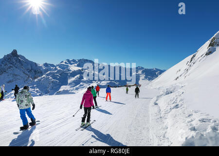 La gente sul versante soleggiato a 3 valli località sciistica nelle Alpi, Francia Foto Stock