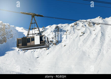 Grande funivia sul nevoso inverno sfondo di montagna nella località sciistica Foto Stock