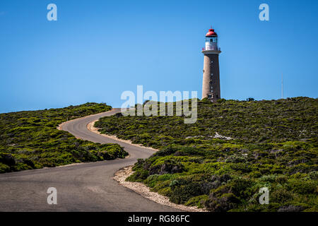 Faro con parte superiore rossa e tortuosa strada di Cape du Couedic su Kangaroo Island in Australia SA Foto Stock
