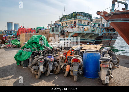 Dhow di legno imbarcazioni da carico caricato con materiale promozionale sul Torrente di Dubai Emirati Arabi Uniti Foto Stock