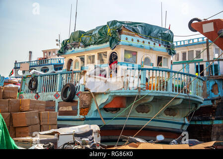 Dhow di legno imbarcazioni da carico caricato con materiale promozionale sul Torrente di Dubai Emirati Arabi Uniti Foto Stock