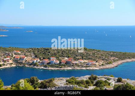 Dalmazia - bella costa mediterranea del paesaggio in Croazia. Mare Adriatico bay. Città di Razanj. Foto Stock