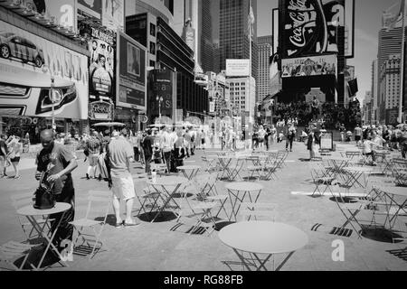 NEW YORK, Stati Uniti d'America - luglio 7, 2013: persone visitare Times Square a New York. Times Square è uno dei monumenti più conosciuti in tutto il mondo. Più di 300.000 Foto Stock