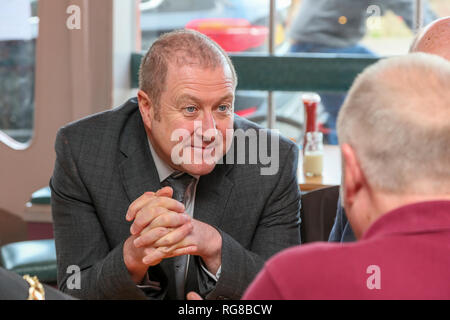 Saltcoats, Ayrshire, Regno Unito. 28 gen 2019. GRAEME DEY (SNP) MSP, "ministro per i veterani', ha visitato i "veterani Breakfast Club' in Saltcoats, Ayrshire come parte delle sue consultazioni con coloro che hanno un interesse nel dare sostegno e il benessere ai veterani militari. La visita era quello di raccogliere informazioni e pareri per la proposta del Regno Unito di difesa del benessere medico guidare meglio noto come "nuova strategia veterano' che permetterà di aiutare coloro che lasciando le forze armate per affrontare problemi come l'isolamento sociale e PTSD (Post-traumatico da Stress Disorder) Credito: Findlay/Alamy Live News Foto Stock