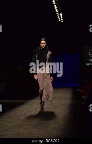 Un modello indossa in pista di raccolta di una creazione da "Inunez' durante la Pasarela Cibeles Fashion Week Madrid 2019 a Madrid il lunedì 28 gennaio, 2019. Foto Stock