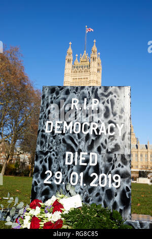 Londra, Regno Unito. - 28 GEN 2019: un oggetto contrassegnato per la rimozione definitiva affermando democrazia RIP è simbolicamente posto davanti al Parlamento con 60 giorni di andare prima Brexit dovrebbe essere stata emanata. Credito: Kevin J. Frost/Alamy Live News Foto Stock