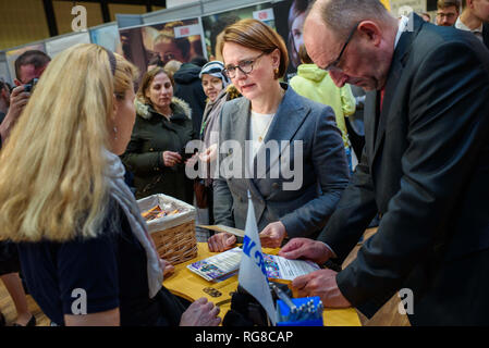 Berlino, Germania. 28 gen, 2019. Annette Widmann-Mauz (CDU, M), federale commissario di governo per l'integrazione, di profughi e di immigrazione e Detlef Scheele (r), il presidente del Comitato Esecutivo dell'Ufficio federale del lavoro, andare attraverso la Borsa lavoro per i rifugiati e gli stranieri che cercano lavoro presso l'Estrel Hotel e parlare con il personale di stand. La fiera è organizzata dall'Agenzia federale per l'occupazione e l'Estrel Hotel ed è destinato a rendere più agevole per gli immigrati con prospettive di soggiornare in Germania per trovare posti di lavoro e di formazione. Credito: Gregor Fischer/dpa/Alamy Live News Foto Stock