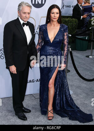 Los Angeles, Stati Uniti. 27 gennaio, 2019. LOS ANGELES, CA, Stati Uniti d'America - 27 gennaio: attore Michael Douglas e la moglie/attrice Catherine Zeta-Jones arriva alla venticinquesima edizione del Screen Actors Guild Awards tenutosi presso lo Shrine Auditorium on gennaio 27, 2019 a Los Angeles, California, Stati Uniti. (Foto di Xavier COLLIN/Image Press Agency) Credito: Image Press Agency/Alamy Live News Foto Stock