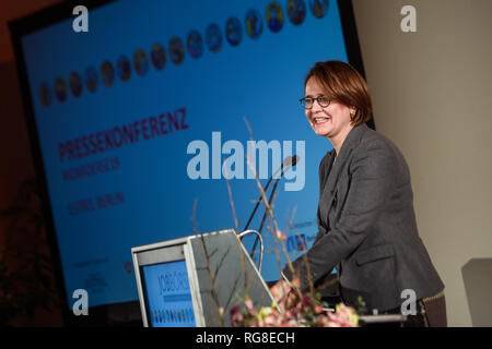 Berlino, Germania. 28 gen, 2019. Annette Widmann-Mauz (CDU), federale commissario di governo per l'integrazione, i rifugiati e la migrazione, parla alla conferenza stampa presso la Borsa lavoro per i profughi e gli stranieri che cercano lavoro presso l'Estrel Hotel. La fiera è organizzata dall'Agenzia federale per l'occupazione e l'Estrel Hotel ed è destinato a rendere più agevole per gli immigrati con prospettive di soggiornare in Germania per trovare posti di lavoro e di formazione. Credito: Gregor Fischer/dpa/Alamy Live News Foto Stock