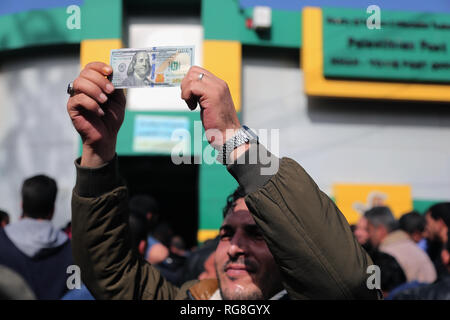 La striscia di Gaza, la Palestina. Il 28 gennaio 2019. Un palestinese visto tenendo un centinaio di dollari (100) dopo aver ricevuto assistenza Qatar presso l'ufficio postale nella striscia di Gaza.i palestinesi ricevono una prima fase del paese fondi di aiuto all'ufficio postale e il Qatar fondi di aiuto sono stati consegnati a 44.000 famiglie nella Striscia di Gaza. Credito: Yousef Masoud/SOPA Immagini/ZUMA filo/Alamy Live News Foto Stock