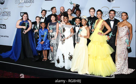 Los Angeles, California, USA. Il 27 gennaio 2019. Niles Fitch, Faithe Herman, Chrissy Metz, Milo Ventimiglia, Mandy Moore, Jon Huertas, Susan Kelechi Watson, Lonnie Chavis, Hannah Zeile e Sterling K. Brown pongono nella sala stampa della venticinquesima edizione del Screen Actors Guild Awards tenutosi presso lo Shrine Auditorium on gennaio 27, 2019 a Los Angeles, California, Stati Uniti. (Foto di Xavier COLLIN/Image Press Agency) Credito: Image Press Agency/Alamy Live News Foto Stock
