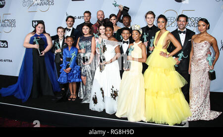 Los Angeles, California, USA. Il 27 gennaio 2019. Niles Fitch, Faithe Herman, Chrissy Metz, Milo Ventimiglia, Mandy Moore, Jon Huertas, Susan Kelechi Watson, Lonnie Chavis, Hannah Zeile e Sterling K. Brown pongono nella sala stampa della venticinquesima edizione del Screen Actors Guild Awards tenutosi presso lo Shrine Auditorium on gennaio 27, 2019 a Los Angeles, California, Stati Uniti. (Foto di Xavier COLLIN/Image Press Agency) Credito: Image Press Agency/Alamy Live News Foto Stock