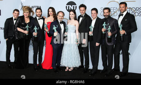 Los Angeles, California, USA. Il 27 gennaio 2019. Joel Johnstone, Caroline Aaron, Michael Zegen, Marin Hinkle, Kevin Pollak, Rachel Brosnahan, Luke Kirby, Brian Tarantina, Tony Shalhoub e Zachary Levi pongono nella sala stampa della venticinquesima edizione del Screen Actors Guild Awards tenutosi presso lo Shrine Auditorium on gennaio 27, 2019 a Los Angeles, California, Stati Uniti. (Foto di Xavier COLLIN/Image Press Agency) Credito: Image Press Agency/Alamy Live News Foto Stock