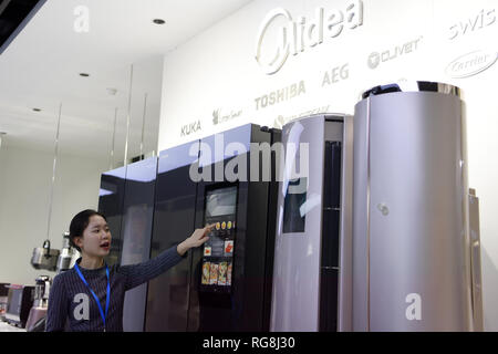 Pechino, la Cina della provincia di Guangdong. Xiv gen, 2019. Un membro del personale presenta un frigorifero presso lo showroom di cinesi Home appliances enterprise Midea Gruppo Beijiao nella città di Foshan, Cina del sud della provincia di Guangdong, 14 gennaio 2019. Credito: Ma Ning/Xinhua/Alamy Live News Foto Stock