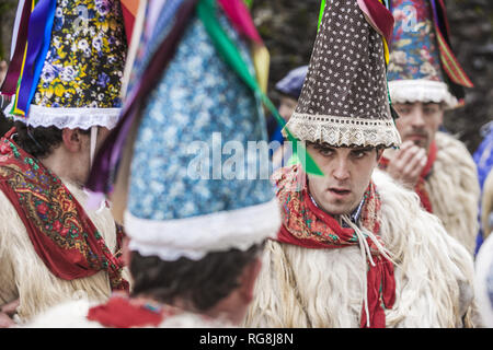 Ituren, Navarra, Spagna. 28 gen, 2019. I partecipanti del carnevale tradizionale nel villaggio Ituren vestito come ''joaldunak' Credit: Celestino Arce Lavin/ZUMA filo/Alamy Live News Foto Stock