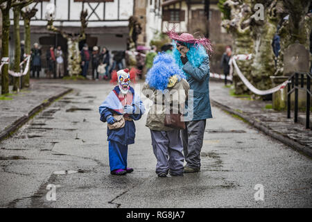 Ituren, Navarra, Spagna. 28 gen, 2019. I partecipanti del carnevale Ituren vestito con costumi di terrore per le strade del villaggio. Credito: Celestino Arce Lavin/ZUMA filo/Alamy Live News Foto Stock