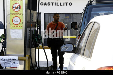 San Diego, Carabobo, Venezuela. 28 gen, 2019. Il 28 gennaio 2019. Presso il servizio Castillito stazione, Mauro Ramirez, un'isola operatore, ha deciso di mettere un avviso ai clienti dove egli offre la benzina per libera e chiede loro di collaborare con il ''vigile del fuoco'', dato il basso costo della benzina, spiegato in che modo egli guadagna più denaro di quanto il suo boss si rifiuta di pagare il suo stipendio poiché il carburante del margine di profitto non è sufficiente per coprire le spese. In San Diego comune della Stato Carabobo. Foto: Juan Carlos Hernandez Credito: Juan Carlos Hernandez/ZUMA filo/Alamy Live News Foto Stock