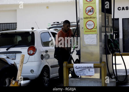 San Diego, Carabobo, Venezuela. 28 gen, 2019. Il 28 gennaio 2019. Presso il servizio Castillito stazione, Mauro Ramirez, un'isola operatore, ha deciso di mettere un avviso ai clienti dove egli offre la benzina per libera e chiede loro di collaborare con il ''vigile del fuoco'', dato il basso costo della benzina, spiegato in che modo egli guadagna più denaro di quanto il suo boss si rifiuta di pagare il suo stipendio poiché il carburante del margine di profitto non è sufficiente per coprire le spese. In San Diego comune della Stato Carabobo. Foto: Juan Carlos Hernandez Credito: Juan Carlos Hernandez/ZUMA filo/Alamy Live News Foto Stock