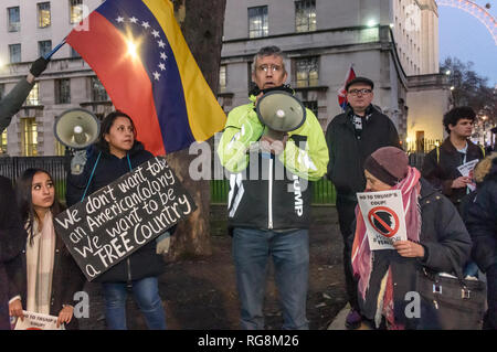 Londra, Regno Unito. Il 28 gennaio 2019. I manifestanti a Downing St condannare il tentativo di sostituire il presidente venezuelano Nicolás Maduro, che era stato eletto in una leale e libera elezione lo scorso anno dai leader dell opposizione Juan Guaidó, che gli Stati Uniti e alcuni altri paesi hanno riconosciuto come il legittimo presidente e hanno chiesto nuove elezioni. I Dimostranti esigono la banca di Inghilterra lato retro 14 tonnellate di oro venezuelano è holding e che gli Stati Uniti dovrebbero finire le minacce di azioni militari. Credito: Peter Marshall / Alamy Live News Foto Stock