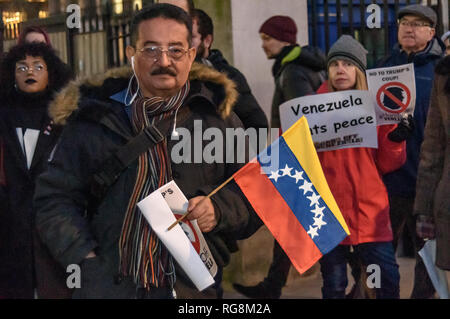 Londra, Regno Unito. Il 28 gennaio 2019. I manifestanti a Downing St condannare il tentativo di sostituire il presidente venezuelano Nicolás Maduro, che era stato eletto in una leale e libera elezione lo scorso anno dai leader dell opposizione Juan Guaidó, che gli Stati Uniti e alcuni altri paesi hanno riconosciuto come il legittimo presidente e hanno chiesto nuove elezioni. I Dimostranti esigono la banca di Inghilterra lato retro 14 tonnellate di oro venezuelano è holding e che gli Stati Uniti dovrebbero finire le minacce di azioni militari. Credito: Peter Marshall / Alamy Live News Foto Stock