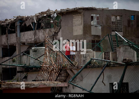 L'Avana, Cuba. 28 gen, 2019. I cubani abbraccio in Regla County dopo un tornado causarono distruzione. Un violento tornado su Cuba di domenica sera (ora locale) 27.01.2019 costo di almeno tre persone della loro vita. Un altro 172 feriti, detto Presidente Miguel Díaz-su Annulla su Twitter. Il distretto urbano di Regla nella capitale Havana è stata particolarmente colpita. Credito: Eliana Aponte/dpa/Alamy Live News Foto Stock