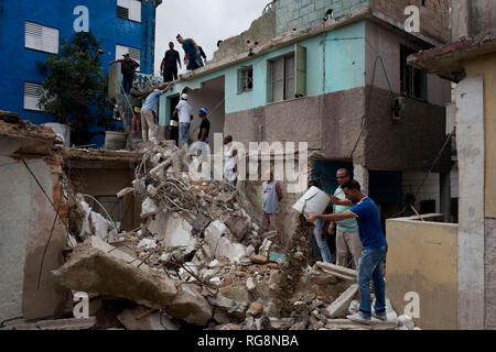 L'Avana, Cuba. 28 gen, 2019. I cubani clean up Regla County dopo un tornado causarono distruzione. Un violento tornado su Cuba di domenica sera (ora locale) 27.01.2019 costo di almeno tre persone della loro vita. Un altro 172 feriti, detto Presidente Miguel Díaz-su Annulla su Twitter. Il distretto urbano di Regla nella capitale Havana è stata particolarmente colpita. Credito: Eliana Aponte/dpa/Alamy Live News Foto Stock