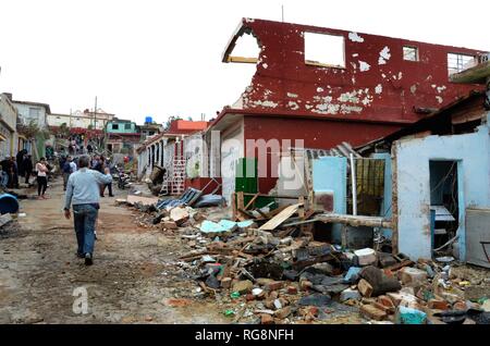 L'Avana, Cuba. 28 gen, 2019. Case danneggiate sono visti nel tornado-area interessata nel comune di Regla a l'Avana, Cuba, Gennaio 28, 2019. Un potente tornado passata attraverso la capitale cubana di domenica notte, lasciando tre morti e 172 feriti. Credito: Joaquin Hernandez/Xinhua/Alamy Live News Foto Stock