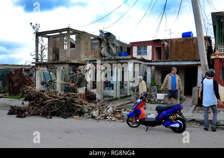 L'Avana, Cuba. 28 gen, 2019. Case danneggiate sono visti nel tornado-area interessata nel comune di Regla a l'Avana, Cuba, Gennaio 28, 2019. Un potente tornado passata attraverso la capitale cubana di domenica notte, lasciando tre morti e 172 feriti. Credito: Joaquin Hernandez/Xinhua/Alamy Live News Foto Stock