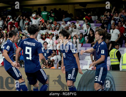 Il Giappone Genki Haraguchi (8) celebra con i suoi compagni di squadra Yuto Nagatomo (5), Takumi Minamino (9) e Yuya Osako (15) Dopo Haraguchi rigature del suo team il terzo obiettivo durante il 2019 AFC Asian Cup semi-finale di partita di calcio tra Iran e Giappone a Hazza bin Zayed Stadium di Al Ain, Emirati Arabi Uniti, 28 gennaio 2019. Credito: Toshihiro Kitagawa/AFLO/Alamy Live News Foto Stock